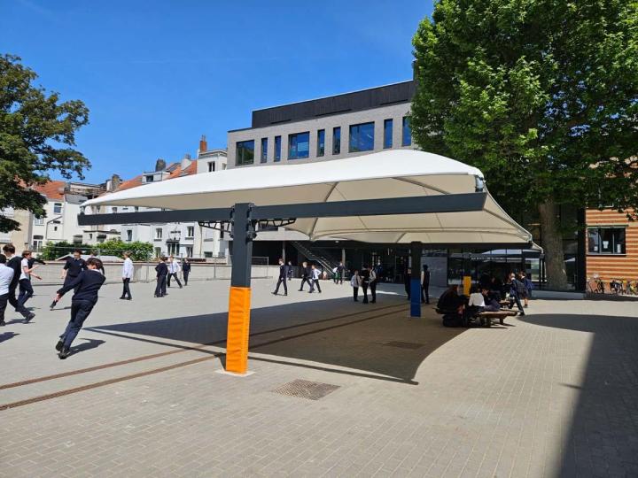 Construction et livraison de préau scolaire en toile tendue en France